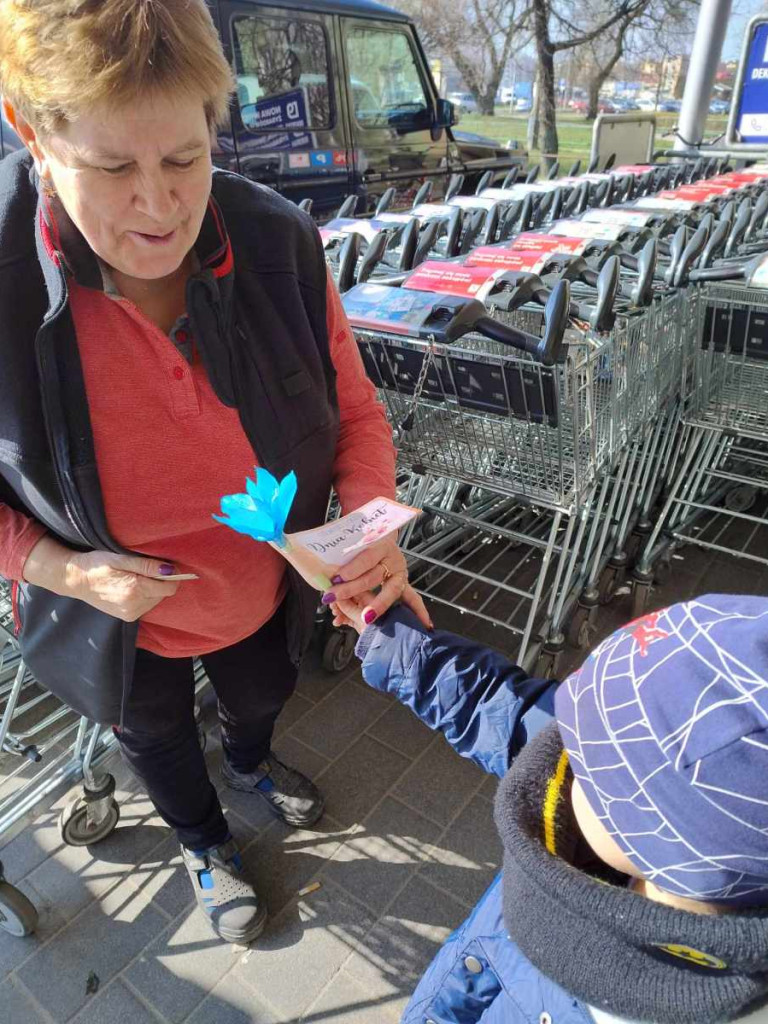 Przedszkolaki rozdają kwiaty i uśmiechy z okazji Dnia Kobiet