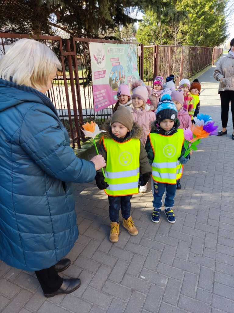 Przedszkolaki rozdają kwiaty i uśmiechy z okazji Dnia Kobiet