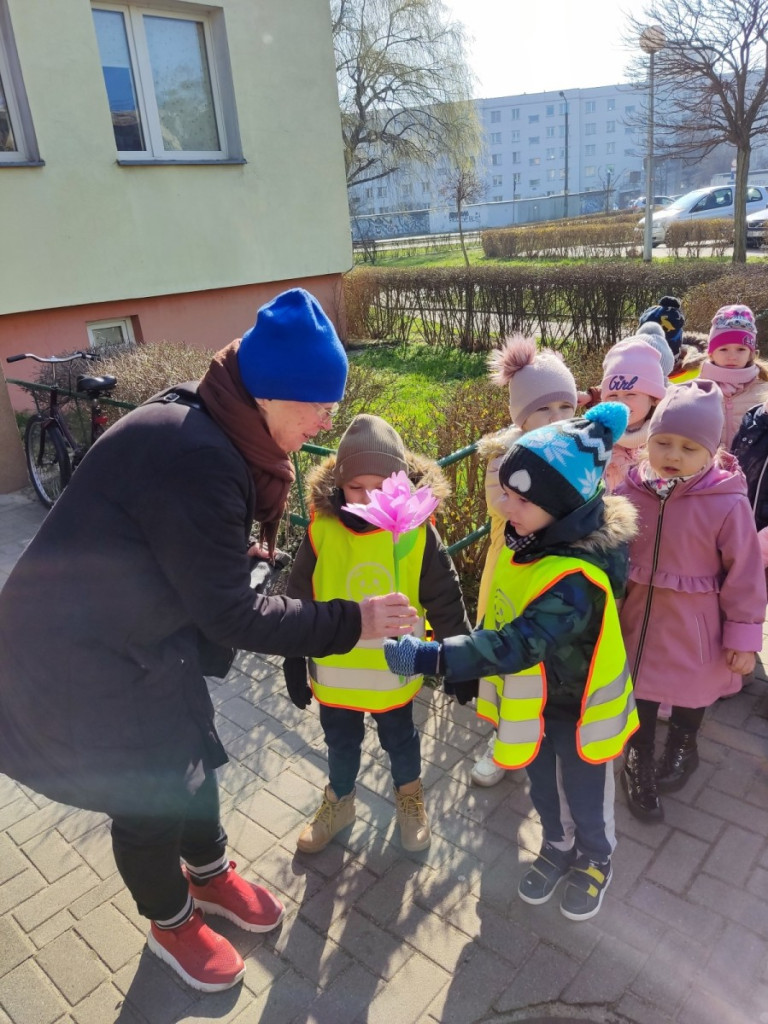 Przedszkolaki rozdają kwiaty i uśmiechy z okazji Dnia Kobiet