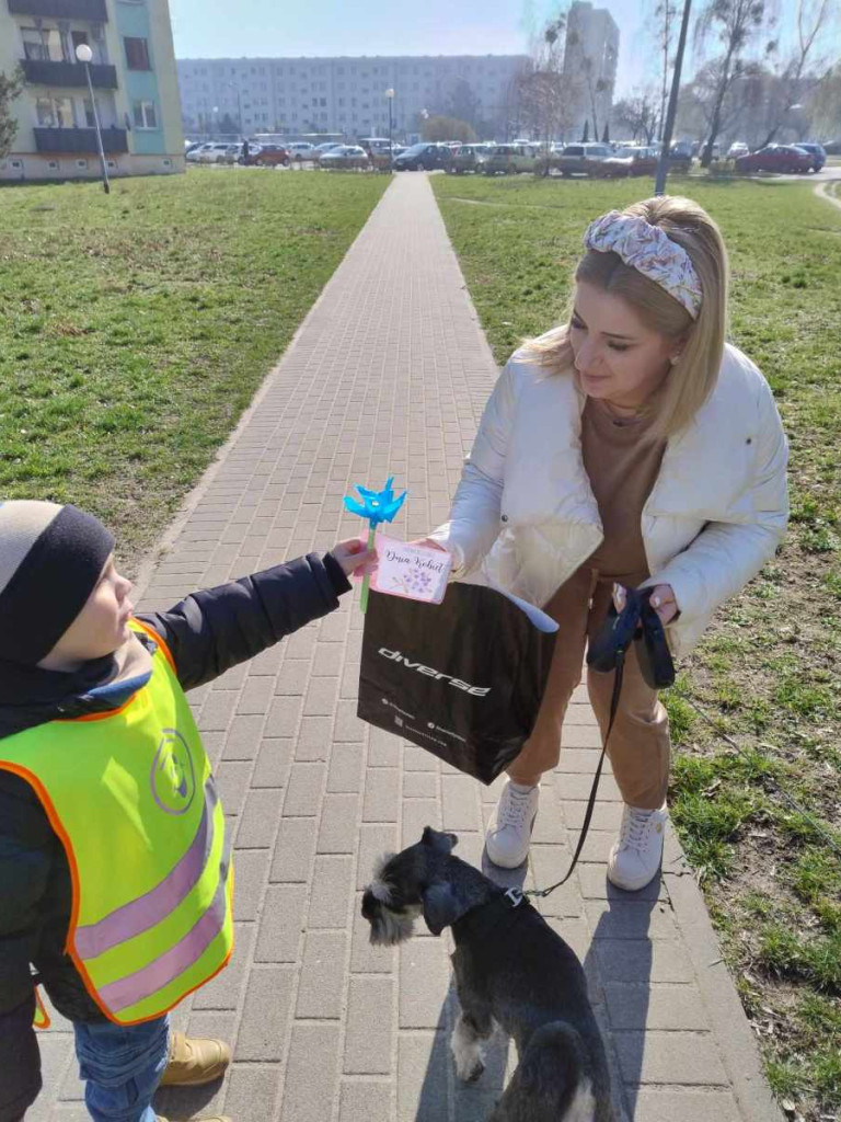 Przedszkolaki rozdają kwiaty i uśmiechy z okazji Dnia Kobiet