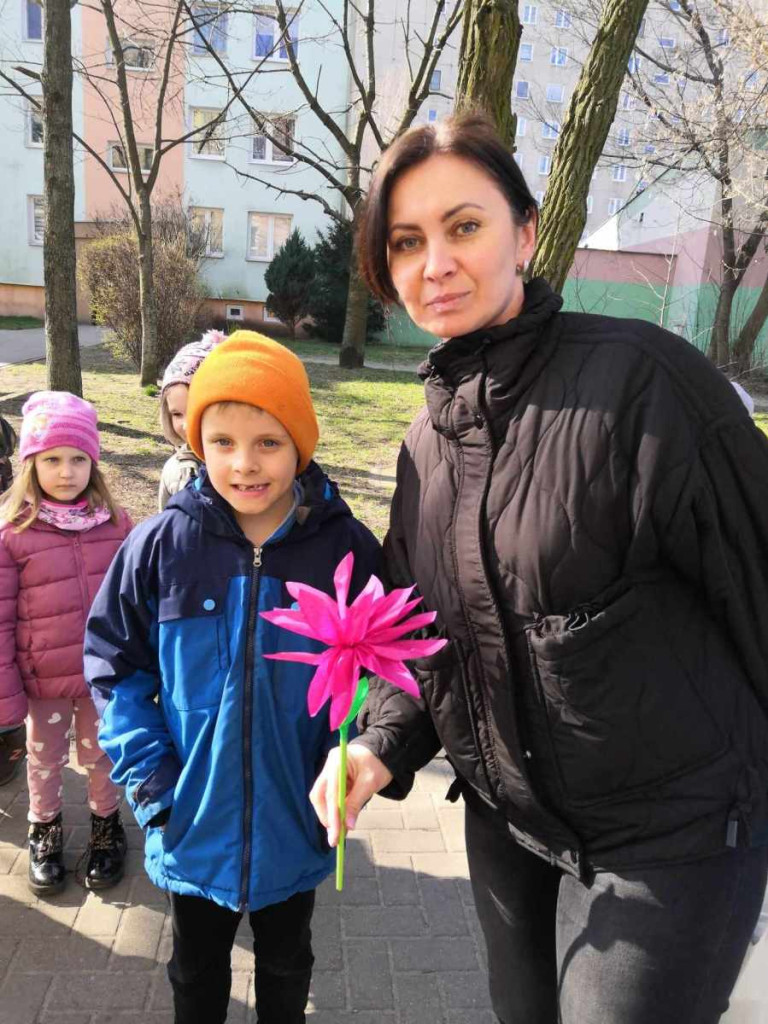Przedszkolaki rozdają kwiaty i uśmiechy z okazji Dnia Kobiet