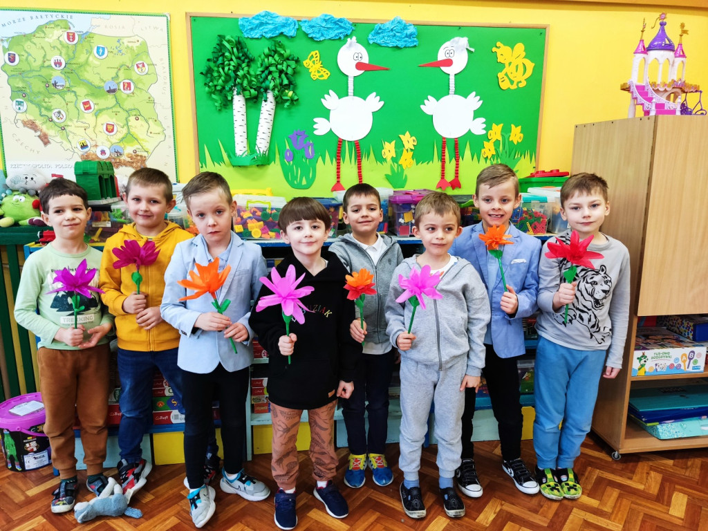 Przedszkolaki rozdają kwiaty i uśmiechy z okazji Dnia Kobiet