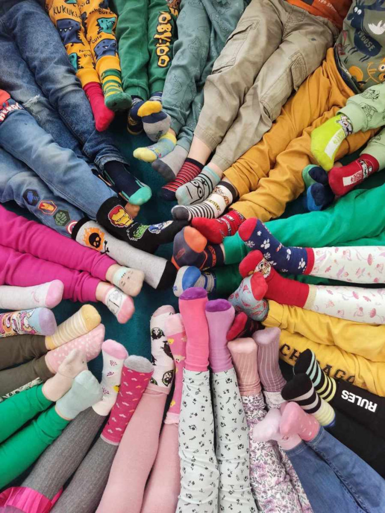 Świętowanie Wiosny i Dnia Kolorowej Skarpetki w Przedszkolu Nr 2