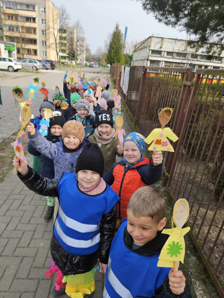 Świętowanie Wiosny i Dnia Kolorowej Skarpetki w Przedszkolu Nr 2