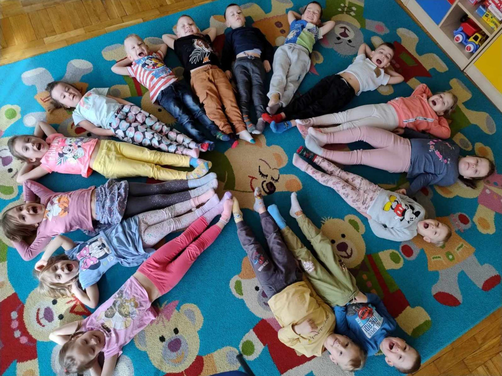 Świętowanie Wiosny i Dnia Kolorowej Skarpetki w Przedszkolu Nr 2