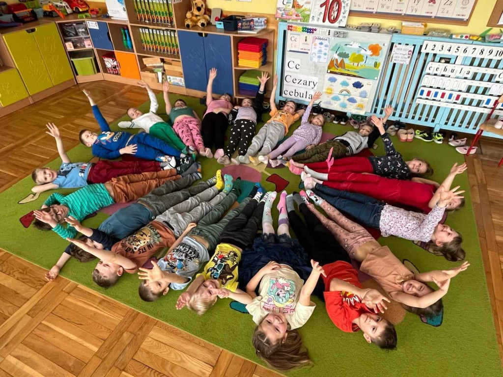 Świętowanie Wiosny i Dnia Kolorowej Skarpetki w Przedszkolu Nr 2