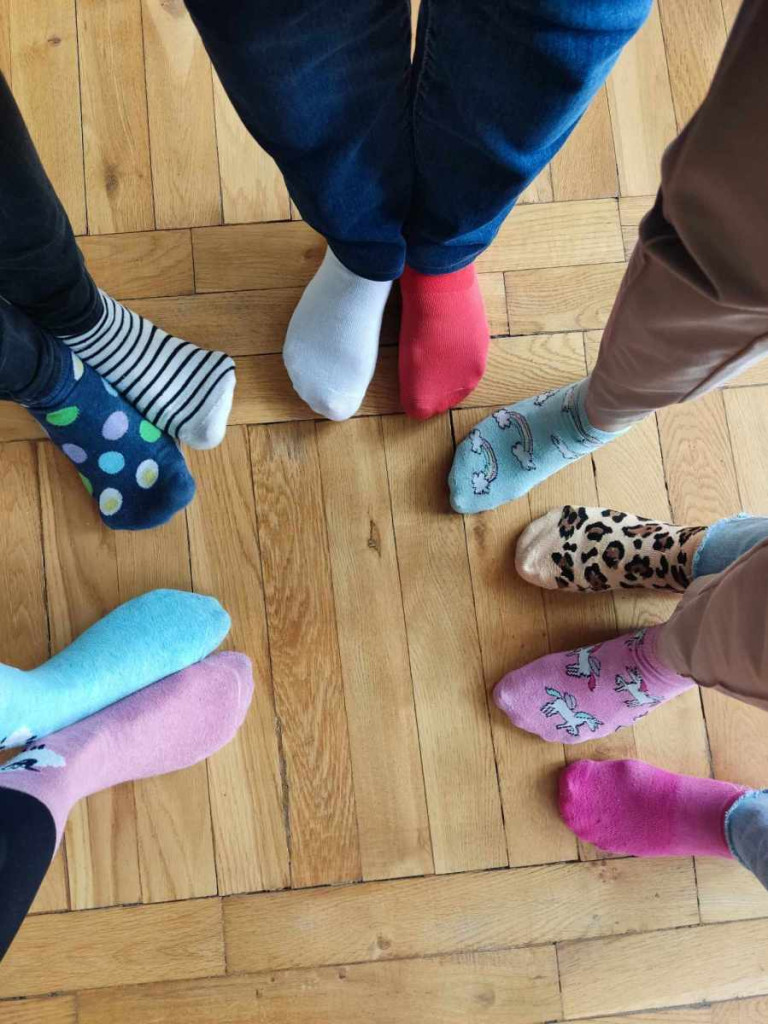 Świętowanie Wiosny i Dnia Kolorowej Skarpetki w Przedszkolu Nr 2