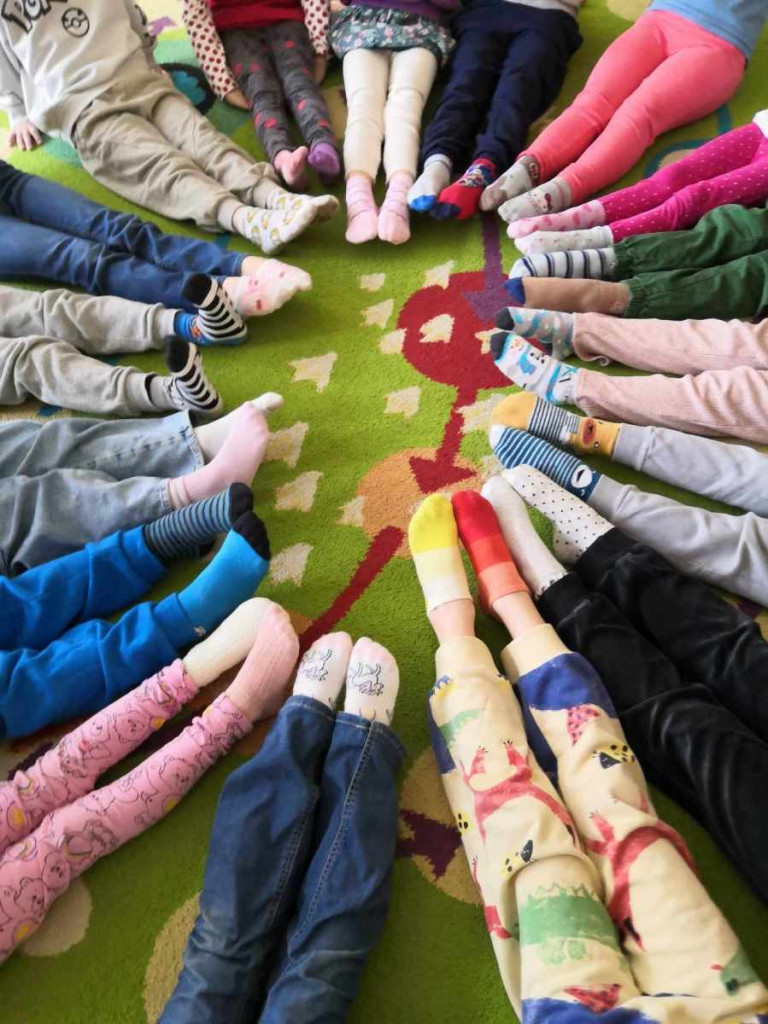 Świętowanie Wiosny i Dnia Kolorowej Skarpetki w Przedszkolu Nr 2