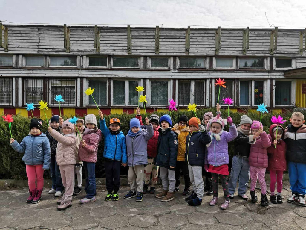 Świętowanie Wiosny i Dnia Kolorowej Skarpetki w Przedszkolu Nr 2