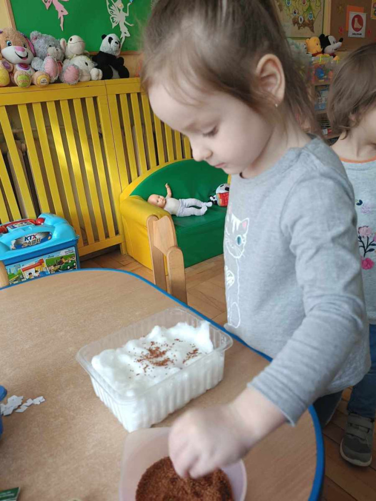 Świętowanie Wiosny i Dnia Kolorowej Skarpetki w Przedszkolu Nr 2