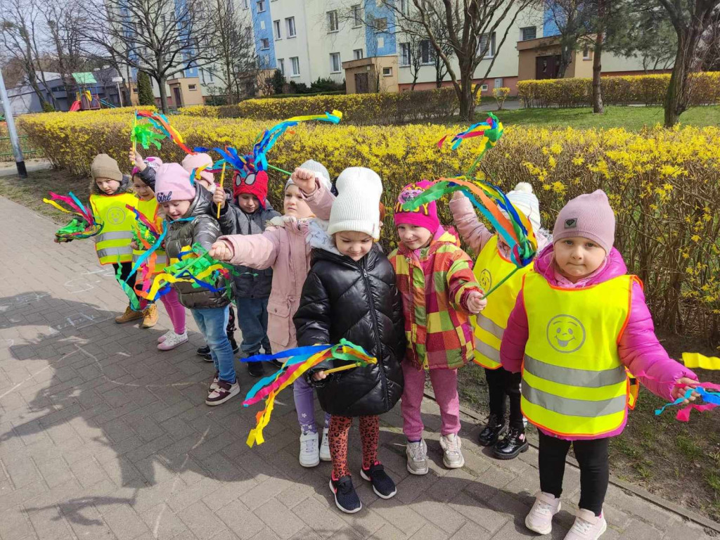 Świętowanie Wiosny i Dnia Kolorowej Skarpetki w Przedszkolu Nr 2