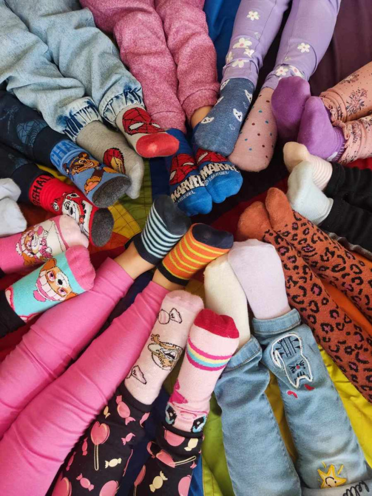 Świętowanie Wiosny i Dnia Kolorowej Skarpetki w Przedszkolu Nr 2
