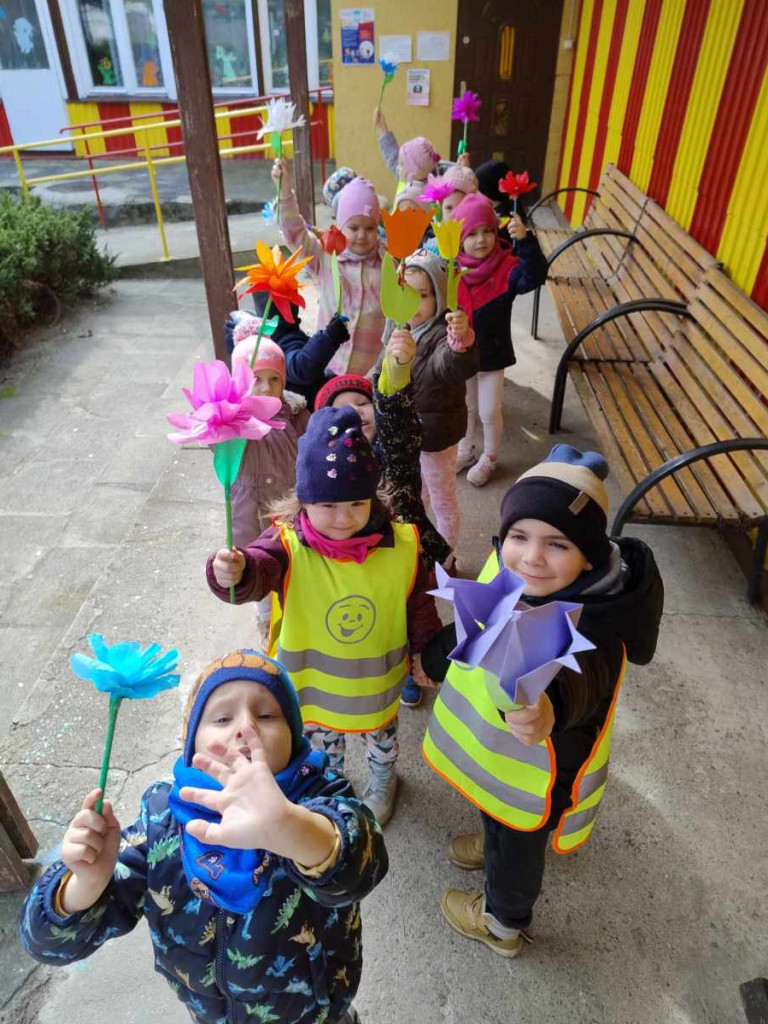 Świętowanie Wiosny i Dnia Kolorowej Skarpetki w Przedszkolu Nr 2