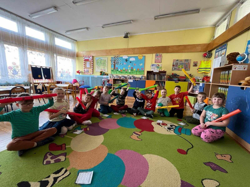 Świętowanie Wiosny i Dnia Kolorowej Skarpetki w Przedszkolu Nr 2