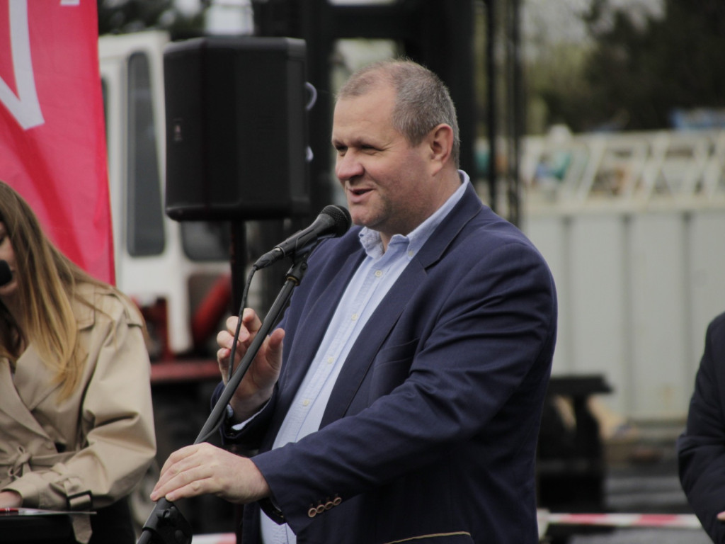 Pod miastem znajduje się woda termalna