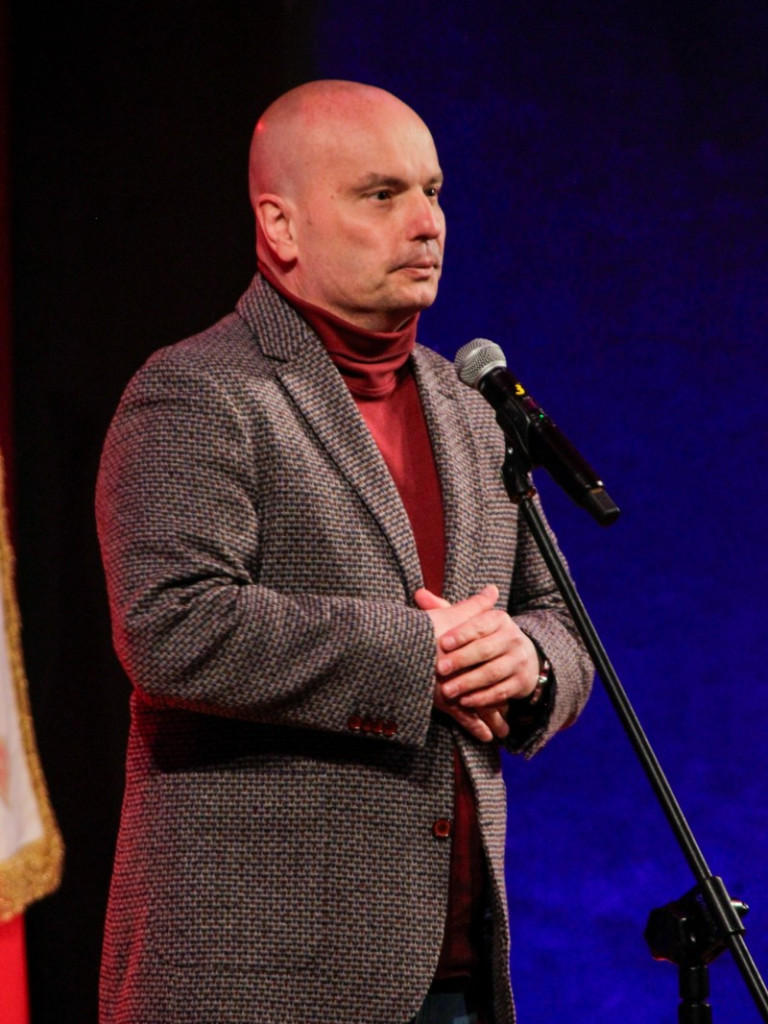 Maturzyści z Czerwoniaka. Bezpieczna licealna rutyna dobiega końca...