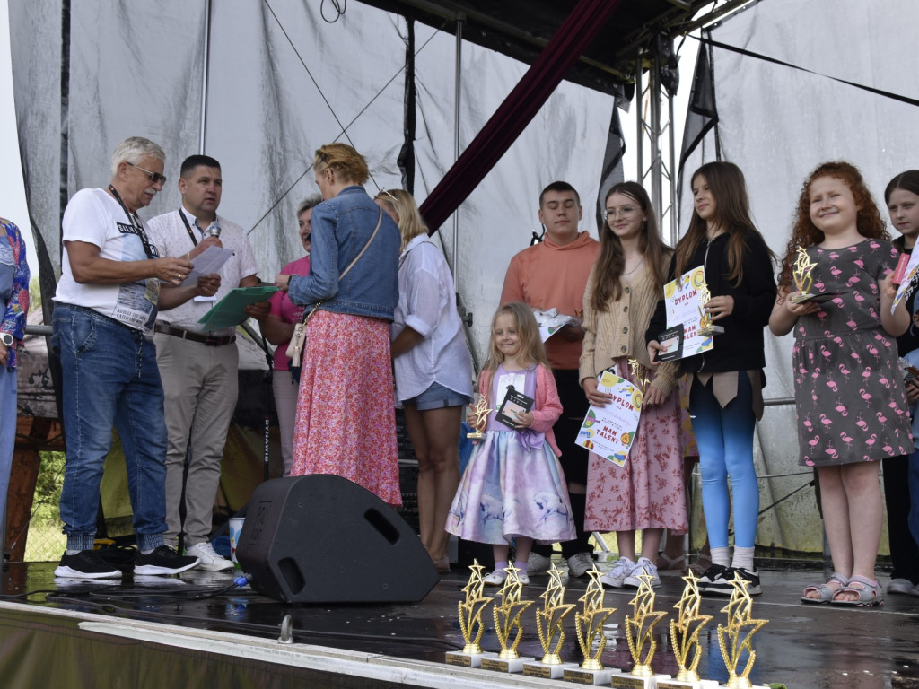 Bartniki - radosne dzieci i talenty na scenie