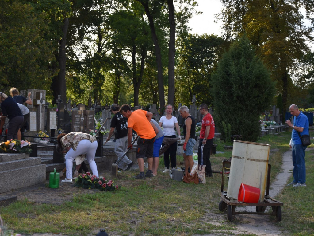 Sprzątano powstańcze mogiły przed 80 rocznicą godziny 