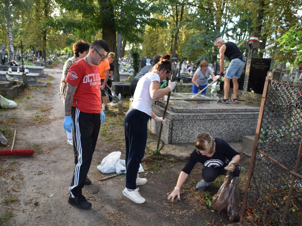 Sprzątano powstańcze mogiły przed 80 rocznicą godziny 