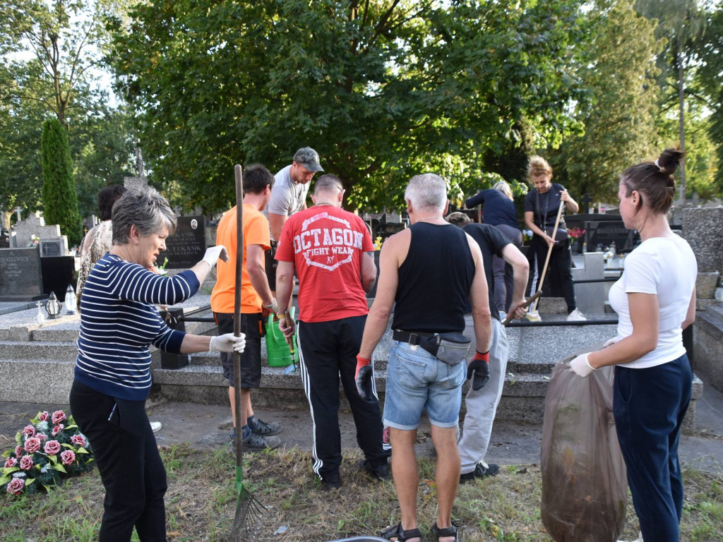 Sprzątano powstańcze mogiły przed 80 rocznicą godziny 