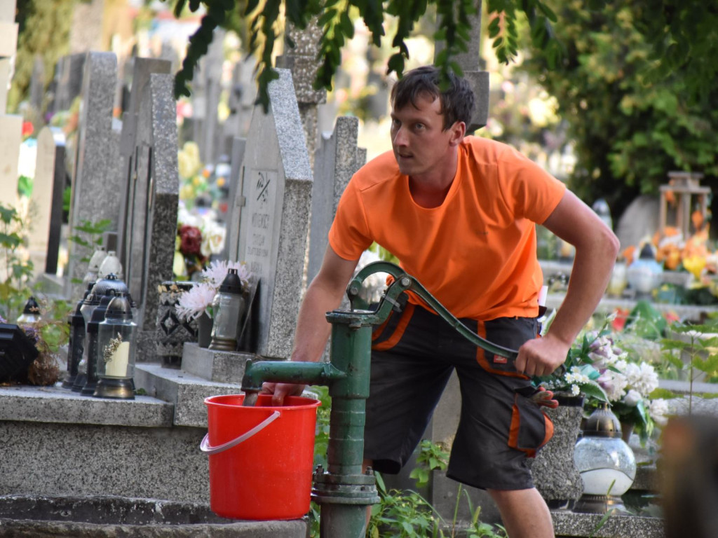 Sprzątano powstańcze mogiły przed 80 rocznicą godziny 