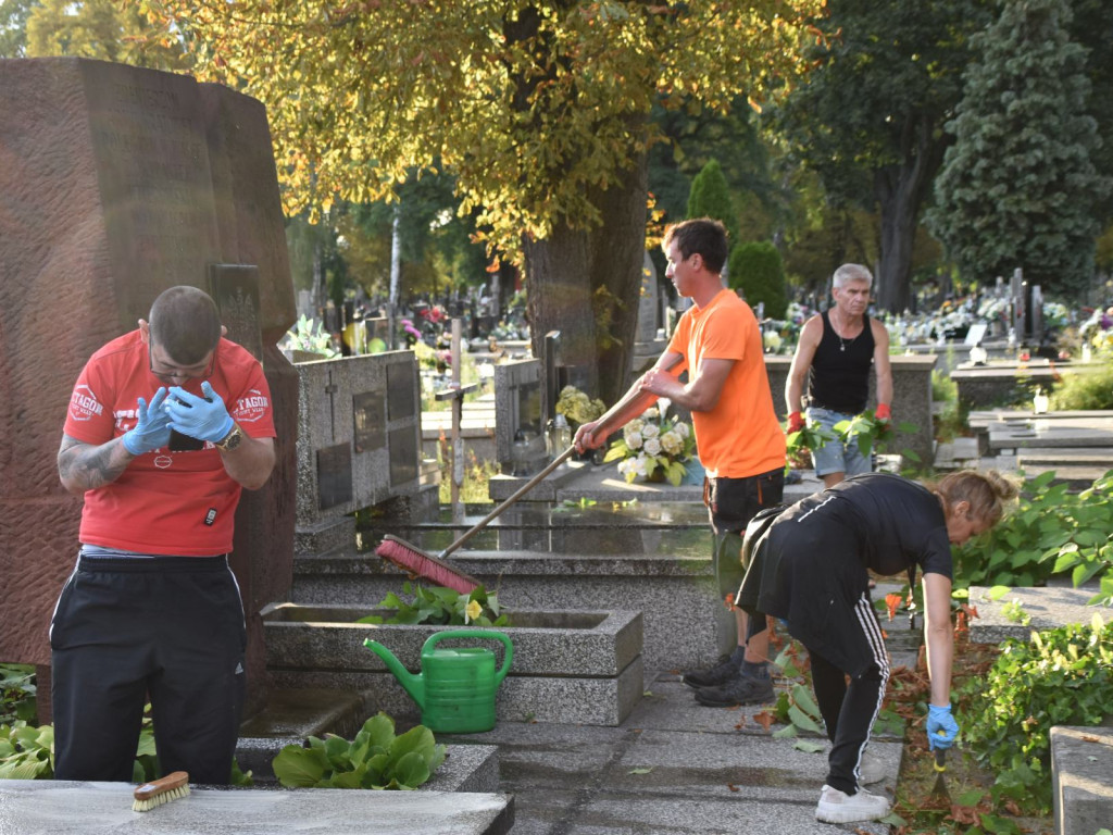 Sprzątano powstańcze mogiły przed 80 rocznicą godziny 