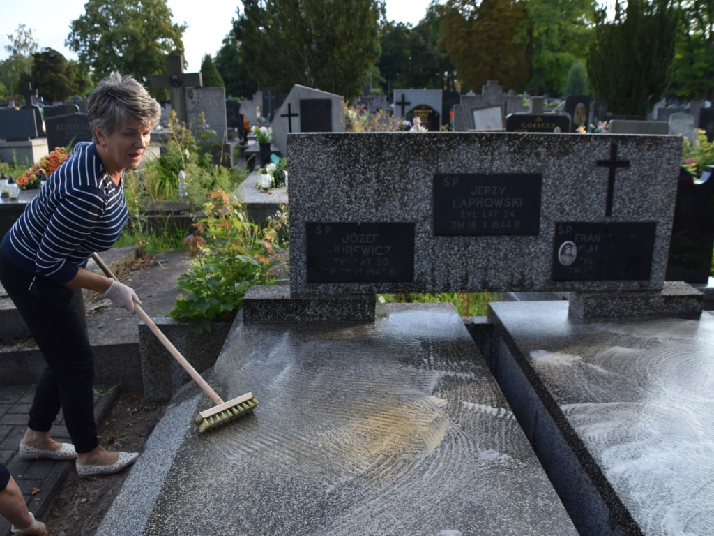 Sprzątano powstańcze mogiły przed 80 rocznicą godziny 