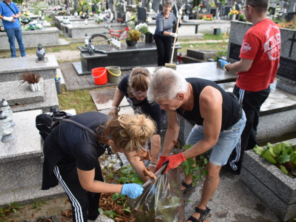 Sprzątano powstańcze mogiły przed 80 rocznicą godziny 