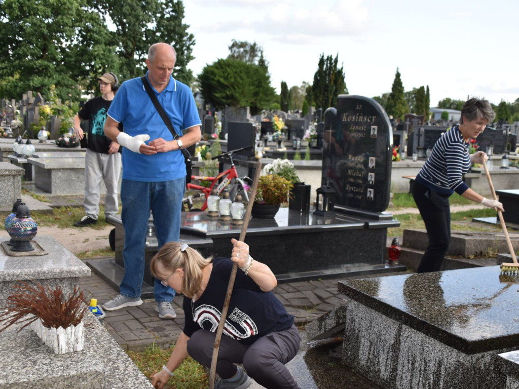 Sprzątano powstańcze mogiły przed 80 rocznicą godziny 