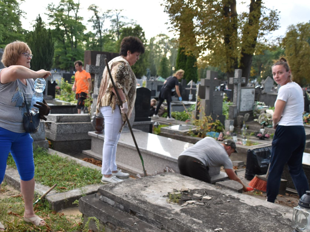 Sprzątano powstańcze mogiły przed 80 rocznicą godziny 