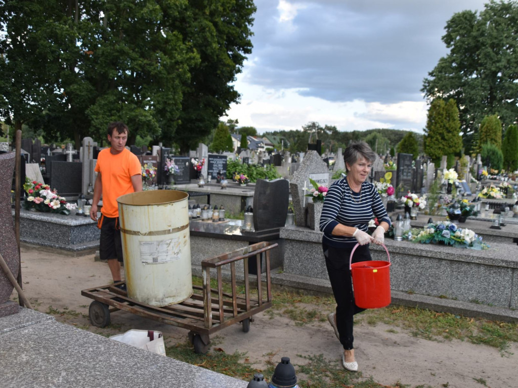 Sprzątano powstańcze mogiły przed 80 rocznicą godziny 