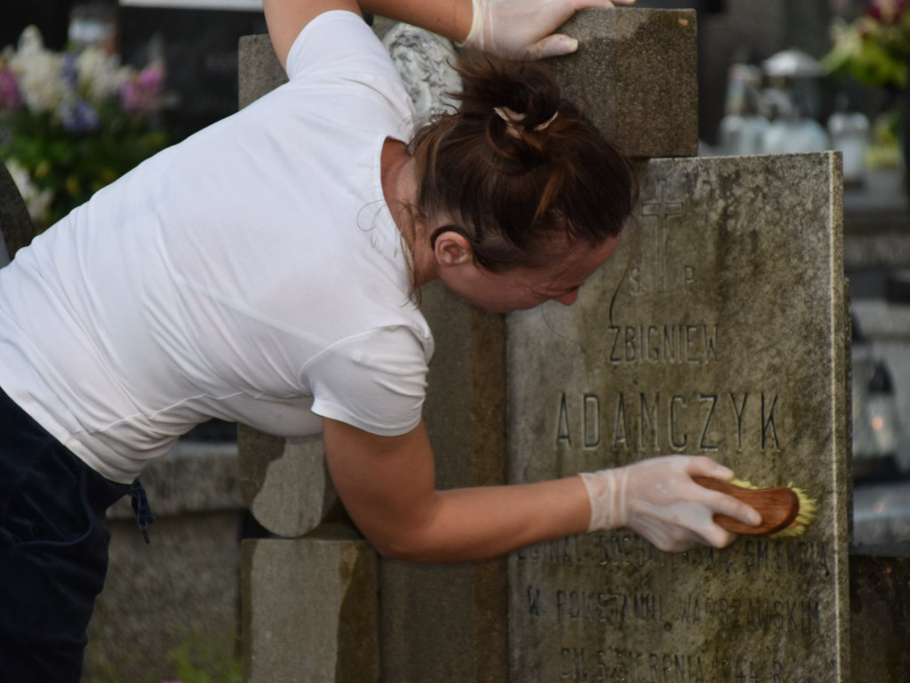 Sprzątano powstańcze mogiły przed 80 rocznicą godziny 