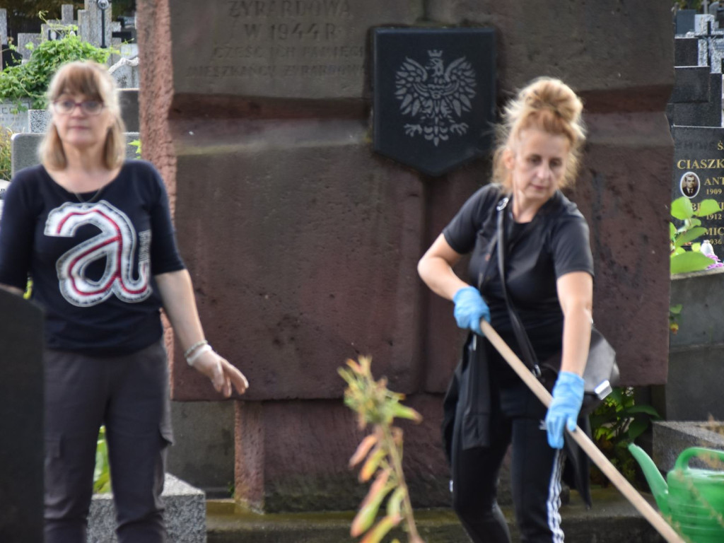 Sprzątano powstańcze mogiły przed 80 rocznicą godziny 