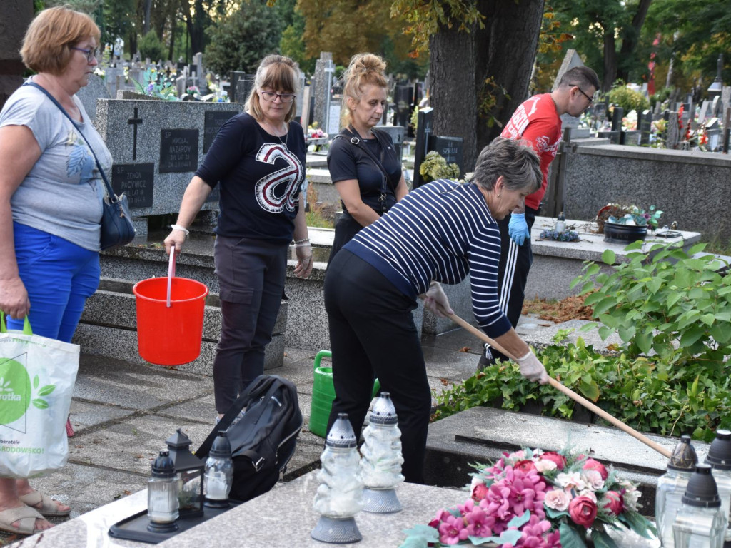 Sprzątano powstańcze mogiły przed 80 rocznicą godziny 