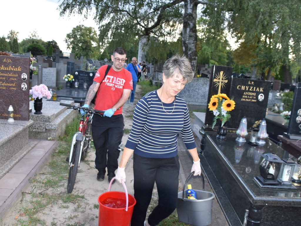 Sprzątano powstańcze mogiły przed 80 rocznicą godziny 