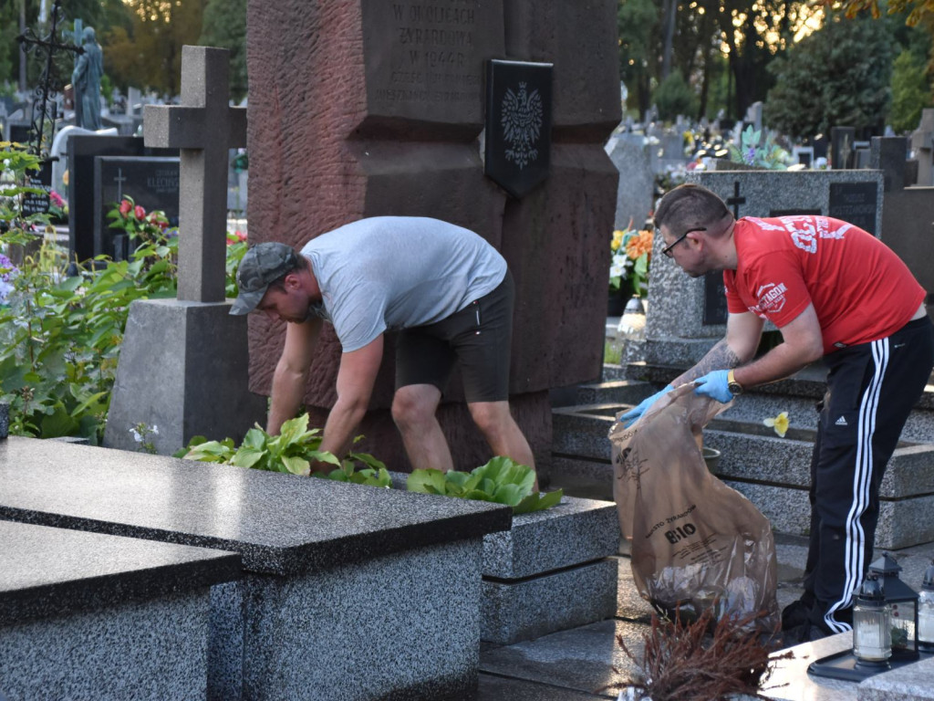 Sprzątano powstańcze mogiły przed 80 rocznicą godziny 