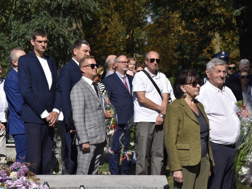 Uroczysty apel ku czci Bohaterów Września na żyrardowskim cmentarzu