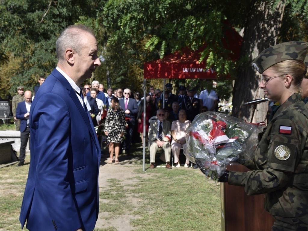 Uroczysty apel ku czci Bohaterów Września na żyrardowskim cmentarzu