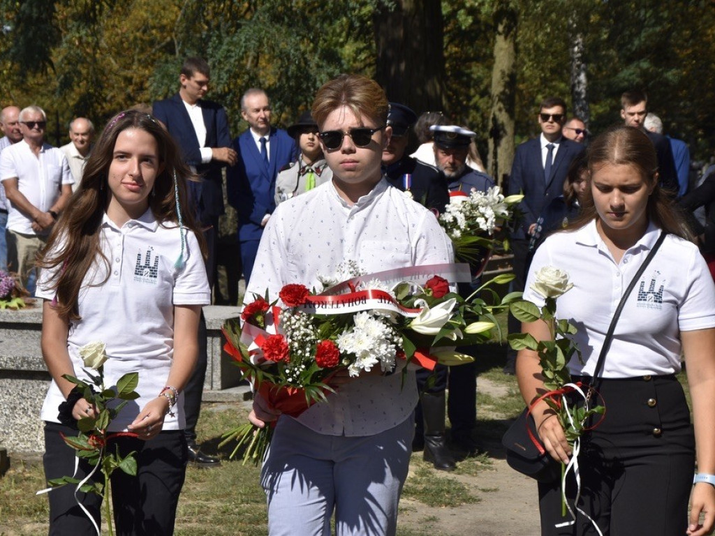 Uroczysty apel ku czci Bohaterów Września na żyrardowskim cmentarzu