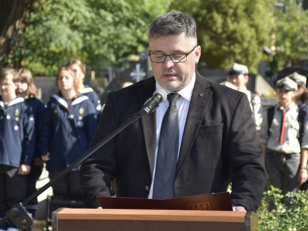 Uroczysty apel ku czci Bohaterów Września na żyrardowskim cmentarzu