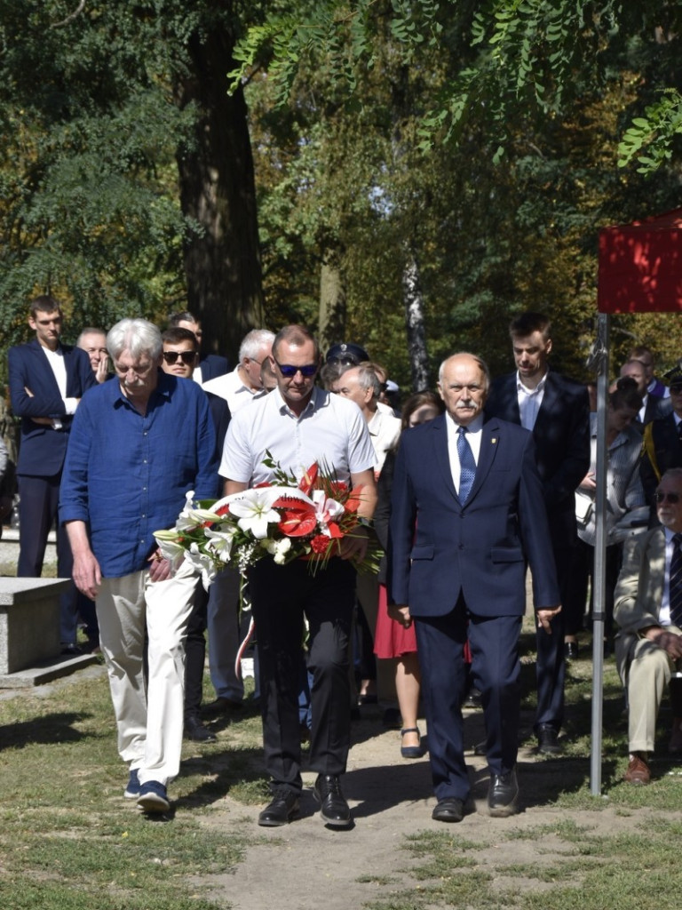 Uroczysty apel ku czci Bohaterów Września na żyrardowskim cmentarzu