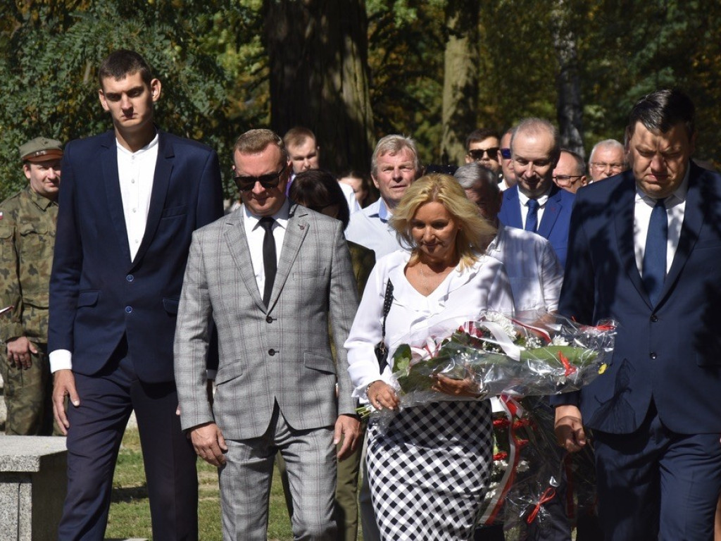 Uroczysty apel ku czci Bohaterów Września na żyrardowskim cmentarzu