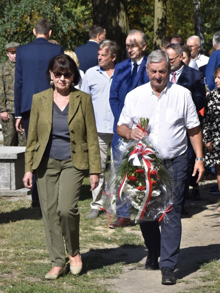 Uroczysty apel ku czci Bohaterów Września na żyrardowskim cmentarzu