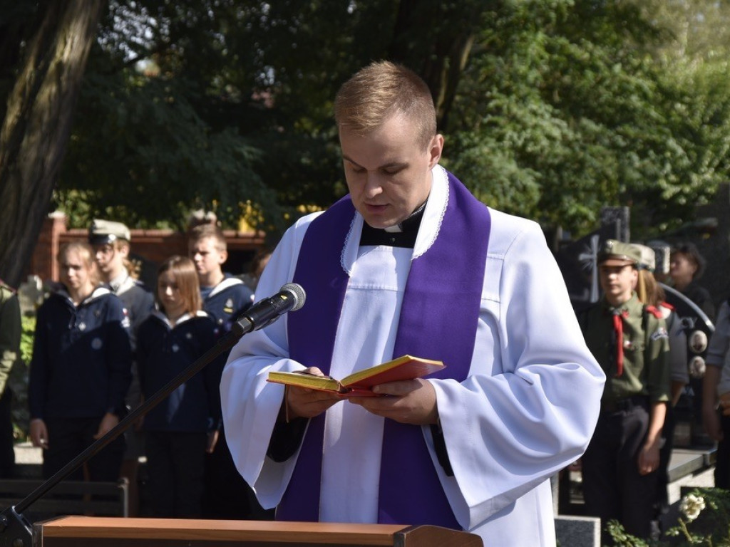 Uroczysty apel ku czci Bohaterów Września na żyrardowskim cmentarzu