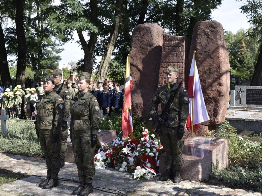 Uroczysty apel ku czci Bohaterów Września na żyrardowskim cmentarzu