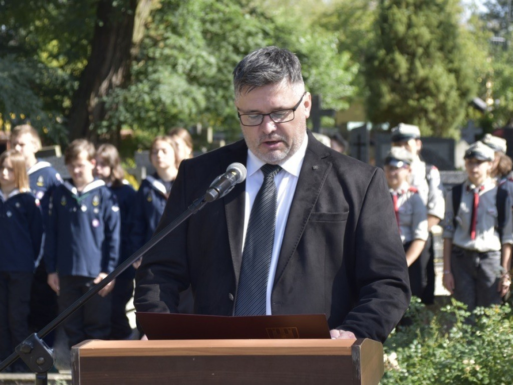 Uroczysty apel ku czci Bohaterów Września na żyrardowskim cmentarzu