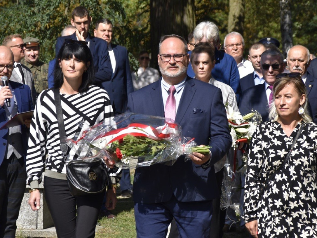 Uroczysty apel ku czci Bohaterów Września na żyrardowskim cmentarzu