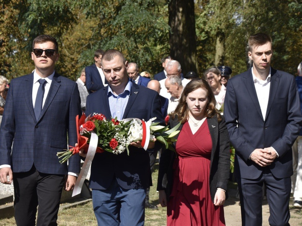 Uroczysty apel ku czci Bohaterów Września na żyrardowskim cmentarzu