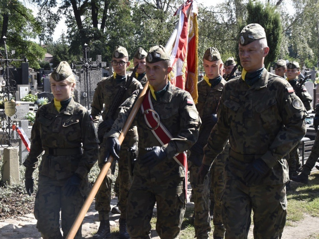 Uroczysty apel ku czci Bohaterów Września na żyrardowskim cmentarzu