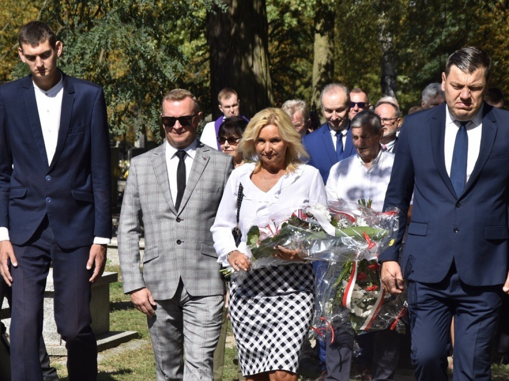 Uroczysty apel ku czci Bohaterów Września na żyrardowskim cmentarzu